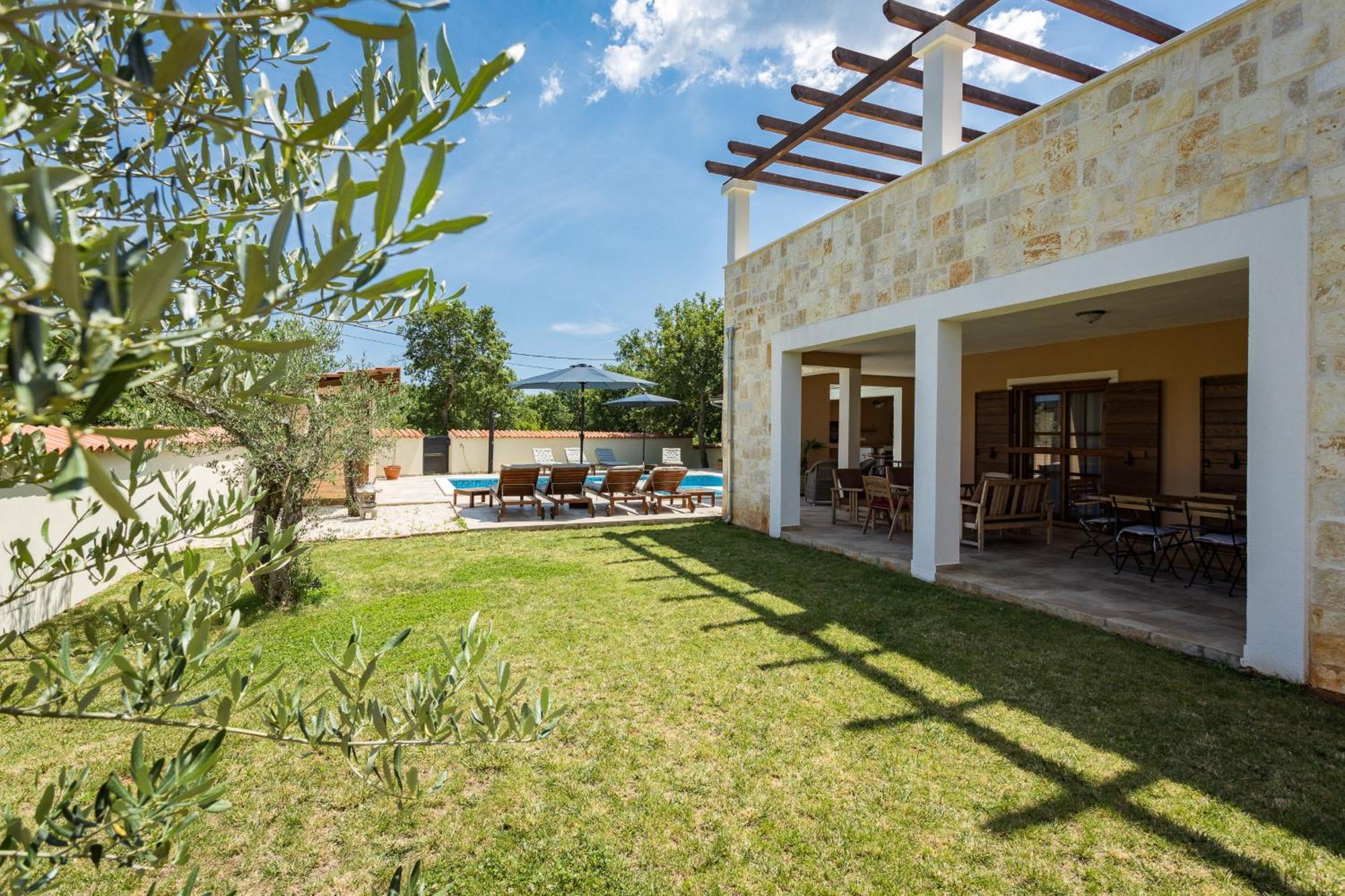 Villa Cirka In Central Istria For 14 Persons With Pool Heating & Pool Table Svetvincenat Exterior photo